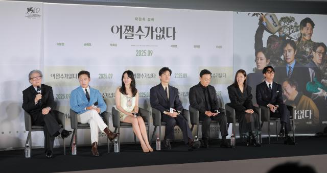 박찬욱 감독왼쪽이 19일 오전 서울 용산구 CGV 용산아이파크몰에서 열린 영화 어쩔수가없다 제작보고회에 참석해 인사말을 하고 있다 왼쪽부터 박찬욱 감독 배우 이병헌 손예진 박희순 이성민 염혜란 차승원 사진아주경제 DB