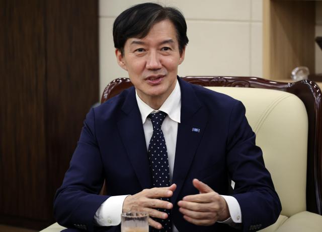 조국혁신당 조국 혁신정책연구원장이 28일 전북 익산시 원불교 중앙총부에서 나상호 원불교 교정원장을 만나 이야기를 나누고 있다 사진연합뉴스