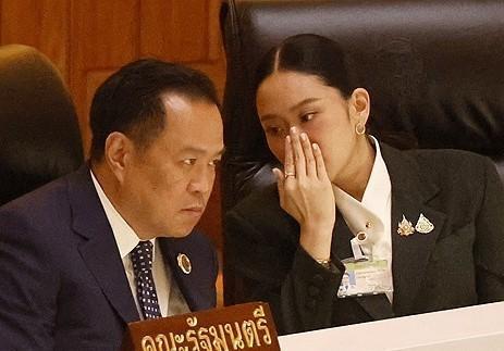 아누틴 전 부총리사진 왼쪽와 패통탄 전 총리오른쪽 사진EPA 연합뉴스