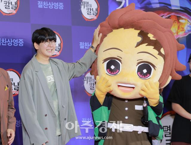 [포토] 하나에 나츠키, 탄지로 쓰담쓰담