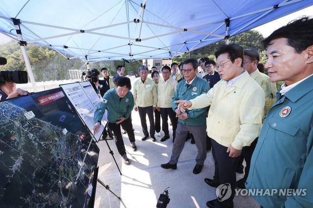 이재명 대통령이 30일 강원 강릉시 성산면 오봉저수지를 방문해 가뭄 대응 추진 상황을 점검하고 있다 사진연합뉴스