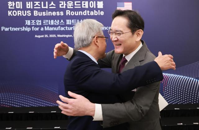 이재용 삼성전자 회장이 25일현지시간 미국 워싱턴DC 윌라드 호텔에서 열린 한미 비즈니스 라운드 테이블 리셉션에 참석해 젠슨 황 엔비디아 최고경영자CEO와 포옹하고 있다 사진연합뉴스