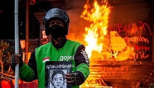 인도네시아 반정부 시위 도중 숨진 배달기사 초상화 든 동료의 모습 사진AFP 연합뉴스
