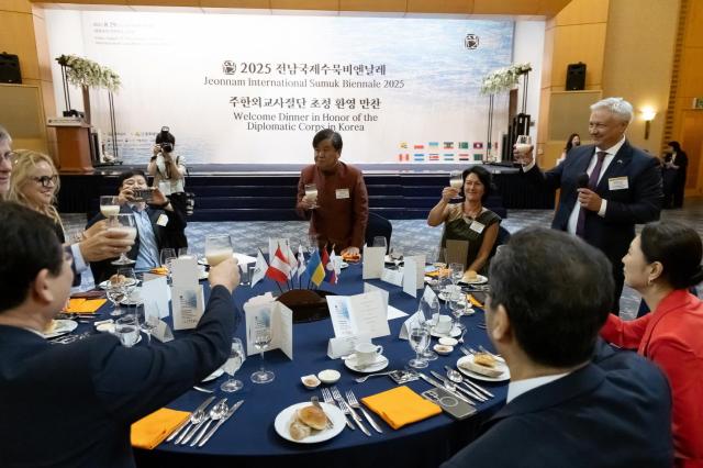 전라남도가 2025 전남국제수묵비엔날레의 국제적 위상 강화와 해외 관심 제고를 위해 30일까지 이틀간 주한외교사절단 초청 행사를 열어 한국 수묵의 전통과 현대 미래 가치를 세계에 널리 알렸다사진전남도