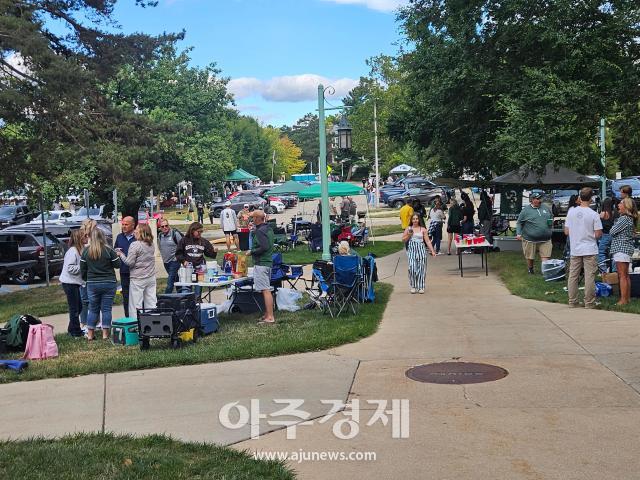 29일현지시간 미국 미시간주립대 잔디밭에서 학생과 동문 등 미식축구 팬들이 테일게이팅을 즐기고 있다 사진이현택 미국 통신원