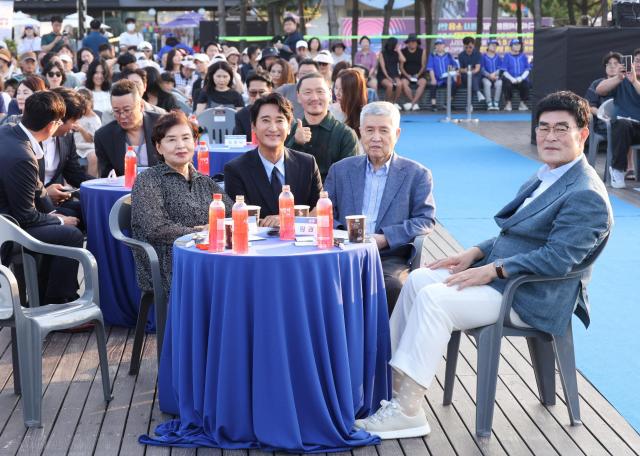제2회 삼척 해랑 영화제가 지난 8월 30일 삼척해변 특설 무대에서 성대한 개막식을 열고 사흘간의 영화 축제 대장정에 돌입했다 사진삼척시