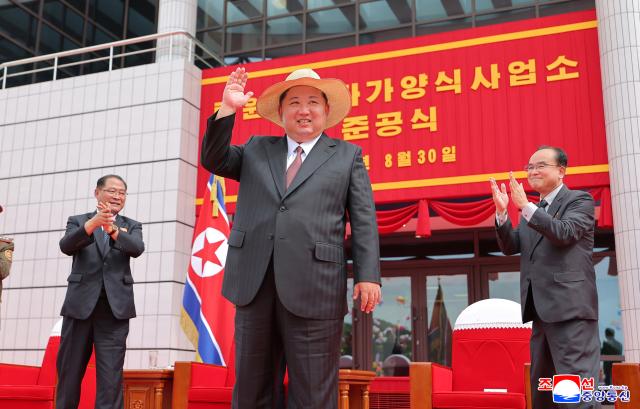 조선중앙통신은 31일 함경남도 낙원군에 세워진 대규모 바다 양식기지인 낙원군바다가양식사업소 준공식이 전날 김정은 북한 국무위원장이 참석한 가운데 열렸다고 보도했다 사진연합뉴스