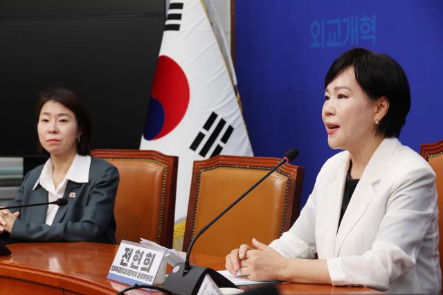 31일 서울 여의도 국회에서 더불어민주당 3대특검 종합대응특위 총괄위원장 전현희 최고위원이 기자회견을 하고 있다 사진연합뉴스