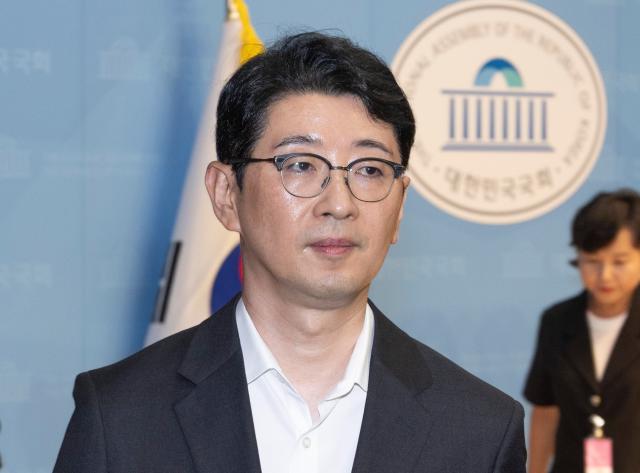 주진우 국민의힘 의원이 7일 국회 소통관에서 열린 이춘석 특검법 발의 기자회견을 마친 뒤 이동하고 있다 사진연합뉴스