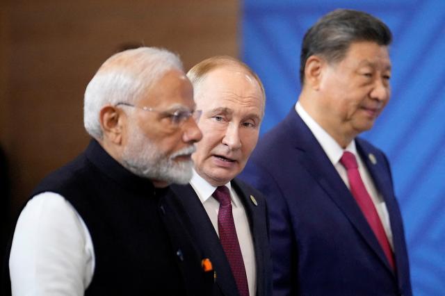 2024년 10월 23일 러시아 카잔에서 열린 브릭스BRICS 정상회의 본회의에 앞서 나렌드라 모디 인도 총리 블라디미르 푸틴 러시아 대통령 시진핑 중국 국가주석이 단체 사진 촬영 행사에 참석하고 있다 사진로이터·연합뉴스
