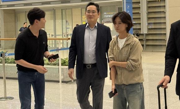 1주일간의 한미정상회담 경제사절단 동행 일정을 마친 이재용 삼성전자 회장이 31일 인천공항 제2여객터미널을 통해 입국하며 취재진의 질문에 답변하고 있다 사진연합뉴스