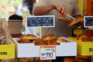 유튜버 슈카월드, 990원 소금빵 팝업스토어 열어…빵플레이션 논쟁 촉발