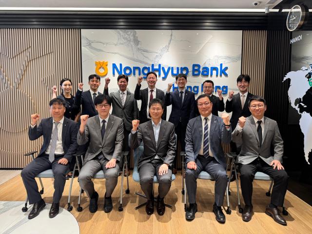 지난 30일 NH농협은행 홍콩지점에서 강태영 농협은행장가운데과 농협은행의 아시아권 국외점포장들이 간담회 후 기념 촬영을 하는 모습 사진농협은행