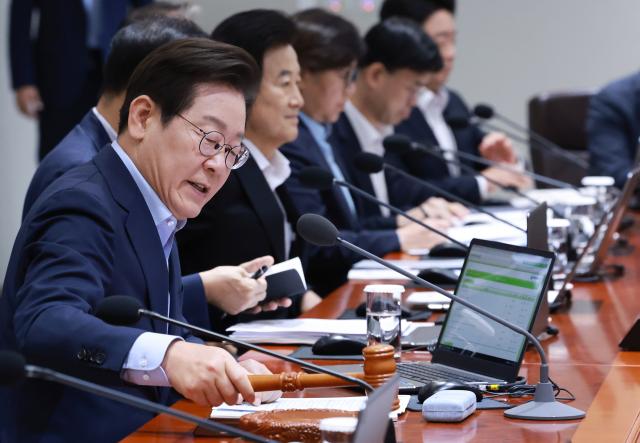 이재명 대통령이 지난 29일 서울 용산 대통령실 청사에서 열린 임시 국무회의에서 의사봉을 두드리며 개회 선언을 하고 있다 사진연합뉴스