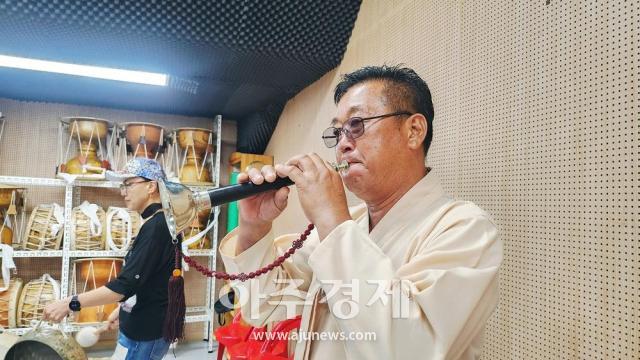 이종관 단장이 태평소를 연주하고 있다사진중국산둥망