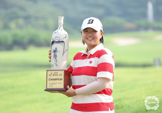 신다인이 한국여자프로골프KLPGA 투어 KG 레이디스 오픈총상금 10억원에서 연장 끝에 생애 첫 우승의 기쁨을 안았다 사진KLPGA