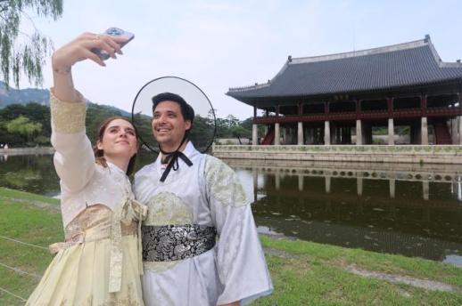 身穿韩服感受故宫之美