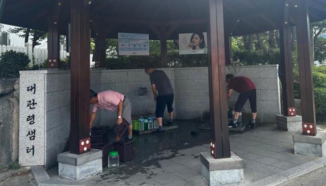 지난 30일 강원 강릉시 대관령샘터에서 시민들이 물통에 식수를 받고 있다 롯데칠성음료에서 운영하는 대관령샘터는 대관령 지하 암반수를 취수해 수처리 과정을 거쳐 시민에게 식수를 제공하고 있다 농촌용수종합정보시스템에 따르면 가뭄으로 강릉지역 87의 생활용수를 공급하는 상수원 오봉저수지의 저수율이 지난 30일 기준 153평년 72로 뚝 떨어져 역대 최저치를 기록했다사진연합뉴스