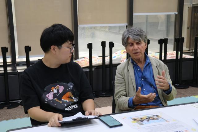 인터뷰 장면 사진 김호이 기자