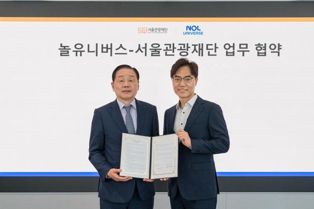 배보찬 놀유니버스 대표오른쪽와 길기연 서울관광재단 대표가 지난 29일 텐엑스타워에서 열린 협약식에서 기념사진 촬영을 하고 있다 사진놀유니버스