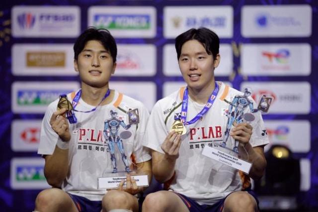 1일 배드민턴 남자복식 세계랭킹 1위 김원호왼쪽·서승재 조가 2025 세계개인배드민턴선수권대회를 제패했다 사진연합뉴스·로이터