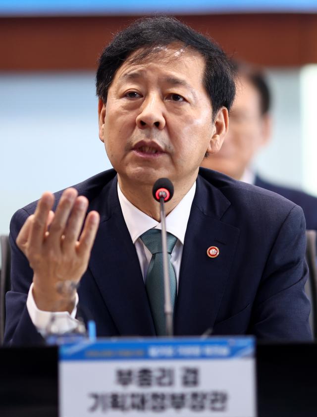 구윤철 경제부총리 겸 기획재정부 장관이 28일 서울 포스트타워에서 열린 초혁신 경제 구현을 위한 공기업 기관장 워크숍에서 발언하고 있다사진연합뉴스