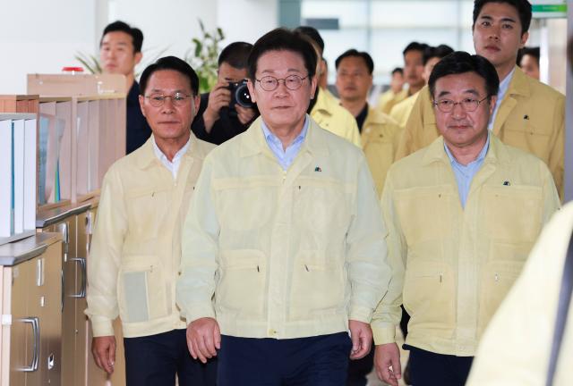 이재명 대통령이 30일 강원 강릉시청 재난안전상황실에서 열린 가뭄 대책 회의에 참석하고 있다 사진연합뉴스