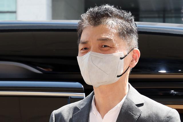 SM엔터테인먼트 시세조종 공모 의혹을 받는 카카오 창업자 김범수 경영쇄신위원장이 지난 29일 오후 서울 양천구 서울남부지법에서 열린 1심 결심공판에 출석하고 있다 사진연합뉴스