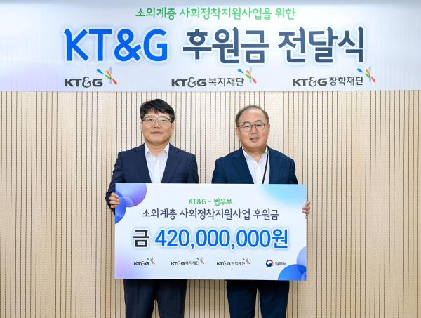 이상학 KTG 수석부사장오른쪽과 이영면 법무부 범죄예방정책국장이 지난달 29일 정부과천청사 법무부에서 열린
전달식에서 기념사진을 촬영하고 있다 사진KTG