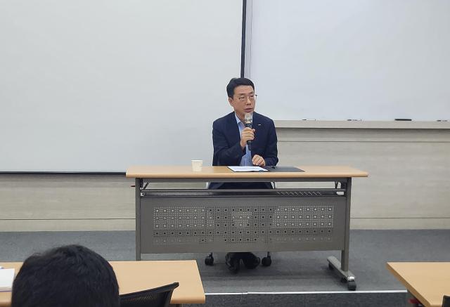 원영준 신용보증재단중앙회 회장이 지난달 29일 경기 부천시 이지스터디에서 열린 새출발기금 성실상환자 재도전교육 현장간담회에 이야기를 하고 있다 사진신용보증재단중앙회