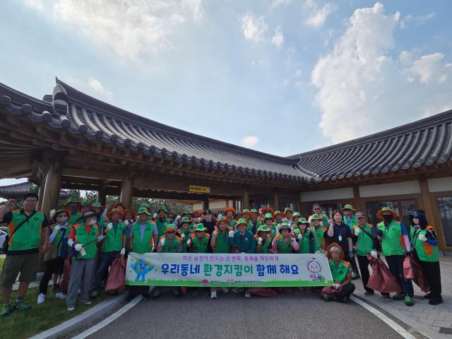 동해시자원봉사센터가 망상해수욕장 폐장을 앞두고 동해시시설관리공단과의 긴밀한 협조 아래 망상해변 및 리조트 주변 일대 환경정화활동을 대대적으로 전개하고 있다 사진동해시자원봉사센터