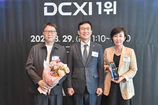 LG유플러스가 한국표준협회KSA 주관 ‘2025년 디지털고객경험지수DCXI’에서 이동통신 부문 1위를 차지했다고 1일 밝혔다 사진은 LG유플러스 전경혜 디지털CX성장담당오른쪽과 방욱재 디지털커머스개발Lab장왼쪽이 문동민 한국표준협회 회장과 기념촬영을 하고 있는 모습사진LG유플러스