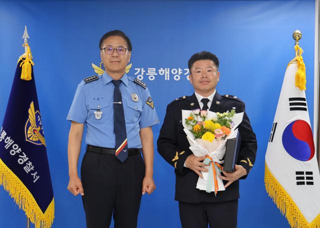 강릉해양경찰서 송인학 경사 경위오른쪽 승진 임용식 사진강릉 해경