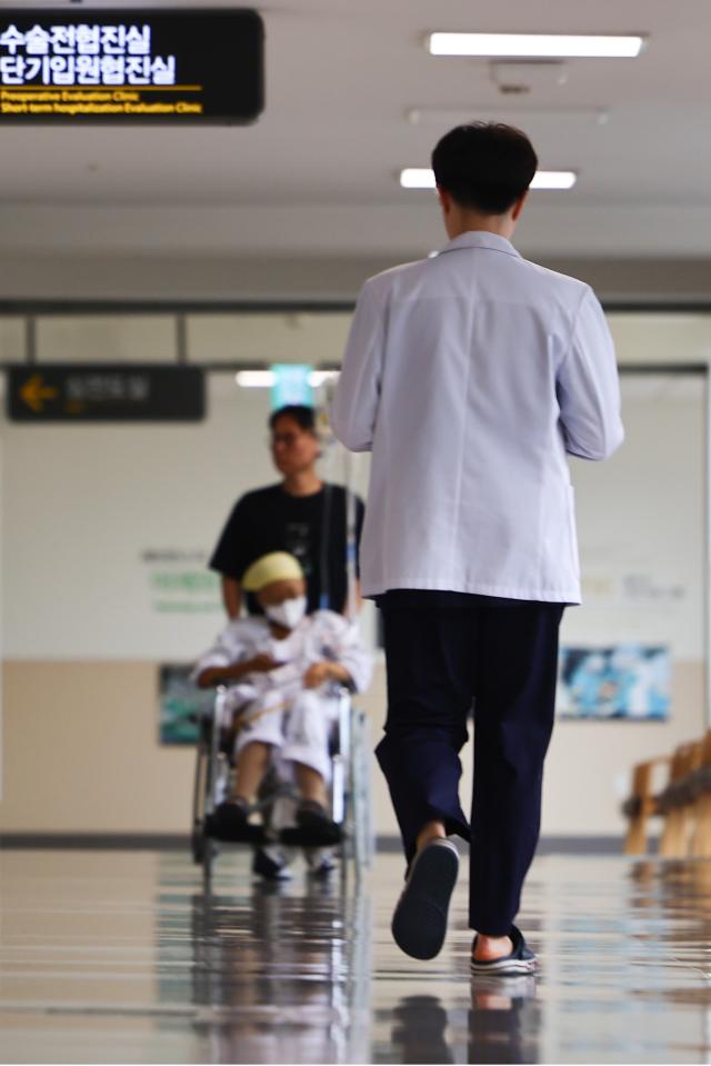 서울 시내 한 대학병원에서 이동 중인 의료 관계자 2025831 사진연합뉴스
