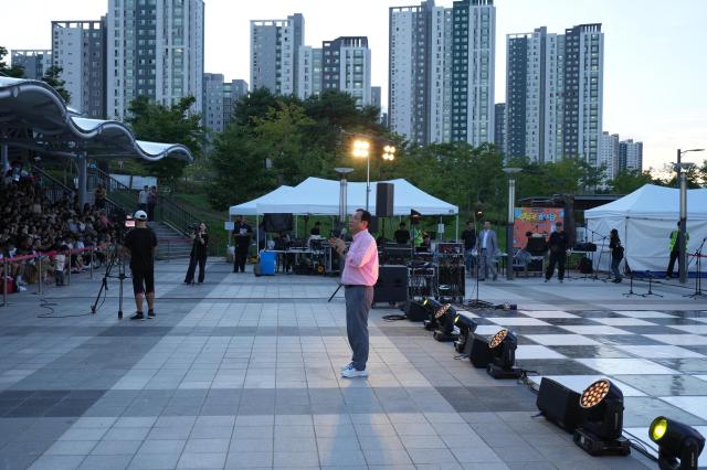 이현재하남시장이 미사호수공원에서 열린 ‘2025 Stage 하남 버스킹’ 하반기 오픈공연에서 인사말을 전하고 있다 사진하남시