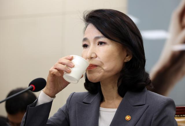 20일 서울 여의도 국회에서 열린 과학기술정보방송통신위원회 전체회의에서 이진숙 방송통신위원장이 물을 마시고 있다사진연합뉴스