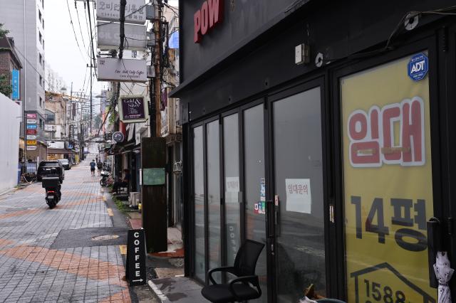 심각한 내수 부진 속에 한국 경제 침체의 골이 깊어지면서 은행에서 빌린 돈을 갚지 못하는 한계 기업과 가계가 빠르게 늘어나고 있다 사진은 지난 6월 서울의 한 골목상권