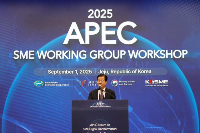 강석진 이사장이 1일 제주ICC APEC 중소기업 혁신포럼에서 축사를 하고 있다 사진중소벤처기업진흥공단