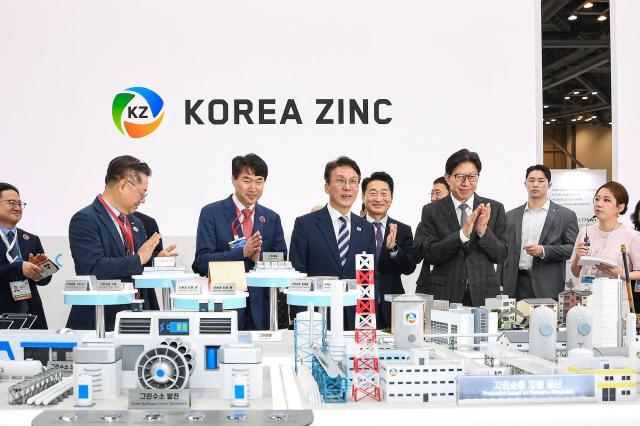 지난달 27일 부산 벡스코에서 개막한 2025 기후산업국제박람회WCE에서 김민석 국무총리좌측에서 네 번째와 박형준 부산시장좌측에서 여섯 번째 백순흠 고려아연 사장좌측에서 세 번째 등 주요 관계자가 고려아연 전시 부스를 둘러보고 있다 사진고려아연