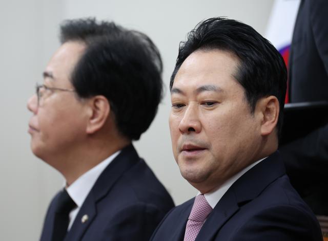 장동혁 국민의힘 대표와 송언석 원내대표가 1일 서울 여의도 국회에서 열린 최고위원회의에 참석해 있다 사진연합뉴스