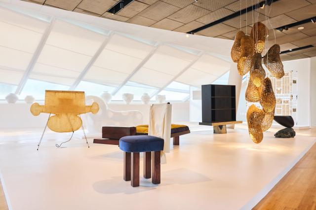 창작의 빛 한국을 비추다Illuminated A Spotlight on Korean Design 전시 전경 동대문디자인플라자 이간수문전시장 2025 사진WeCAP 서울디자인재단