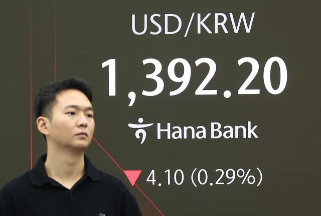 지난달 28일 오전 서울 중구 하나은행 본점 딜링룸 현황판에 원달러 환율이 표시돼 있다 사진연합뉴스