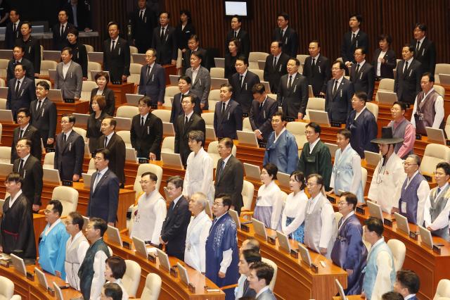 鲜艳韩服vs肃穆黑衣 国会开幕式成政治"时装秀"