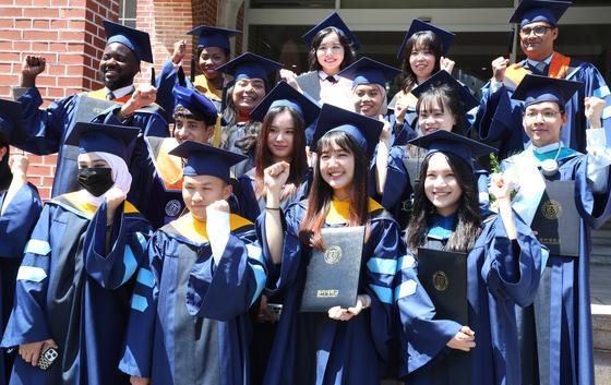 Sinh viên quốc tế Đại học Dong-A Busan chụp ảnh kỷ niệm sau khi tham dự Lễ tốt nghiệp Mùa thu vào ngày 2182025 ẢnhYonhap News