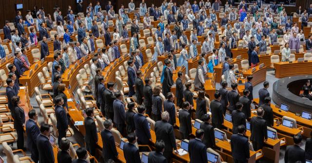 1일 국회에서 열린 제429회 국회 정기회 개회식에서 형형 색색 한복과 검은 상복을 입은 여야 의원들이 애국가를 부르고 있다 사진연합뉴스
