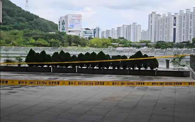 안전 간판은 보이지 않고 숨진 공무원이 지나간 곳으로 추정되는 구멍 난 낮은 울타리사진김옥현 기자