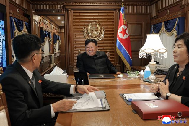 조선중앙통신이 2일 김정은 북한 국무위원장이 중국 전승절 80주년 기념행사에 참석하기 위해 전날 전용열차로 출발했다고 보도했다 사진연합뉴스
