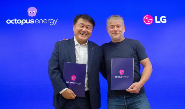 LG전자가 지난달 28일 영국 최대 전력회사 옥토퍼스 에너지와 손잡고 유럽 클린테크 분야의 전략적 협업을 위한 양해각서MOU를 체결했다 협약식에서 LG전자 해외영업본부장 윤태봉 부사장왼쪽과 옥토퍼스 CEO 겸 설립자 그레그 잭슨이 기념 촬영을 하고 있다 사진LG전자