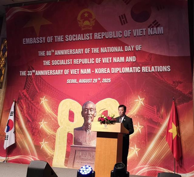 부호 대사가 베트남 사회주의 공화국 국경일 80주년 및 베트남-한국 수교 33주년을 맞아 축하 연설을 하고 있다 사진황프엉리 기자