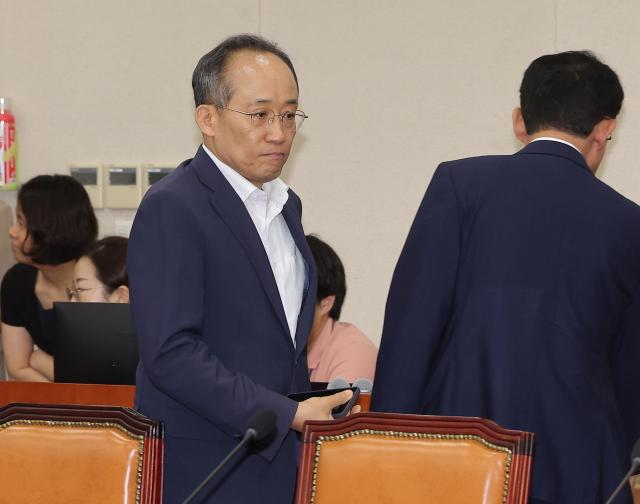 국민의힘 추경호 의원이 21일 국회에서 열린 정무위원회에 참석하고 있다 사진연합뉴스
